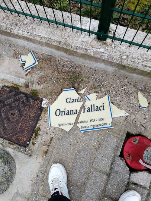 La targa dedicata ad Oriana Fallaci vandalizzata a Pistoia